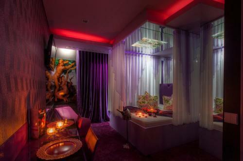 Hotel Motel Emo��es