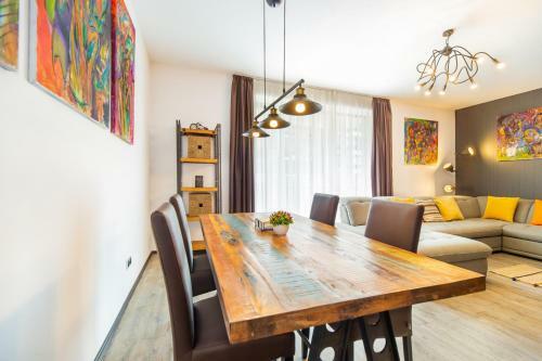 Art Gallery Apartment In Silver Mountain