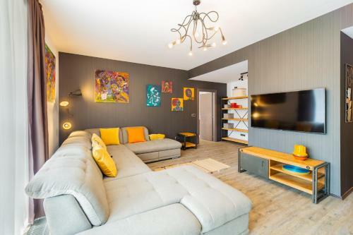 Art Gallery Apartment In Silver Mountain