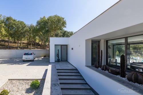 Elegant Villa With Infinity Pool & Hot Tub