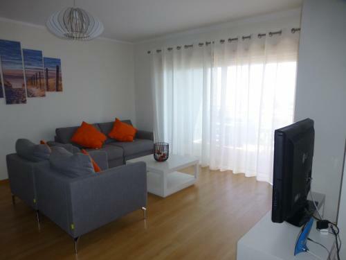 Algarve, T2 Apartment With Pool In Olh�o