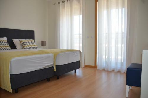 Algarve, T2 Apartment With Pool In Olh�o