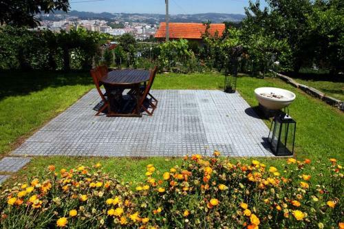 Pequena Casa R�stica Com Piscina