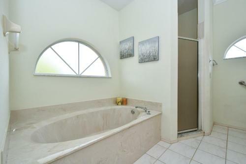 Private, Peaceful, Lakeside, Fully-fenced Yard
