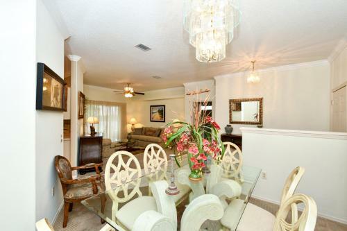 Private, Peaceful, Lakeside, Fully-fenced Yard