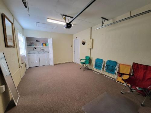 Beautiful Townhouse Easy Access To Everything.