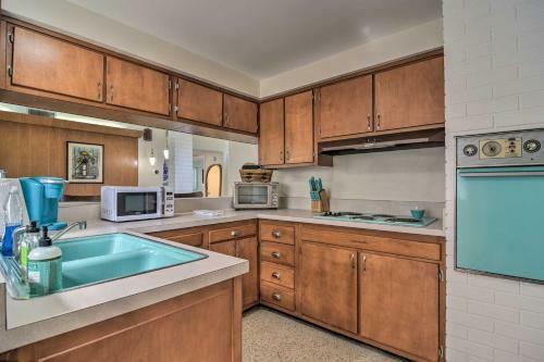 Mid-century Modern Home - 5 Miles To Beach!