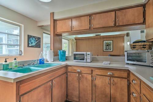 Mid-century Modern Home - 5 Miles To Beach!
