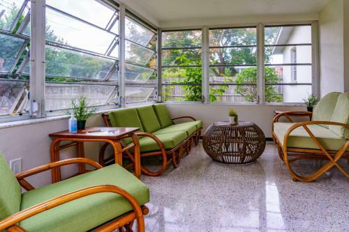 Mid-century Modern Home - 5 Miles To Beach!