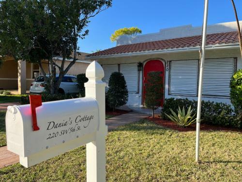 Dania's Cottage At Dania Beach