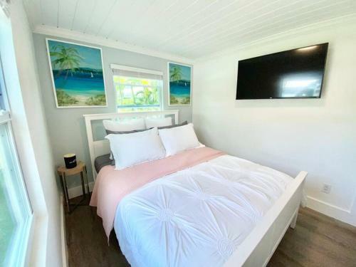 New! Modern Cozy Tiny Home W/ Pool. Pure Paradise