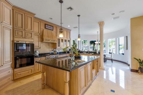 Villa The Delray Mansion-mediterranean Waterfront Palace