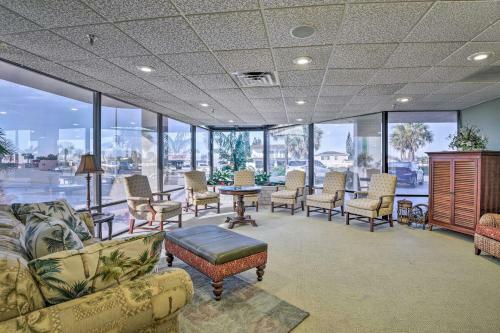 Apartamento Sleek Beachfront Getaway With Community Perks!
