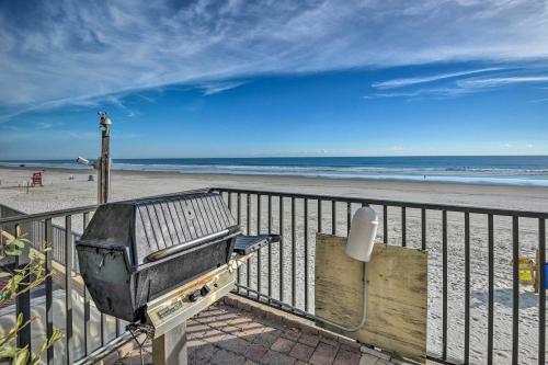 Apartamento Sleek Beachfront Getaway With Community Perks!