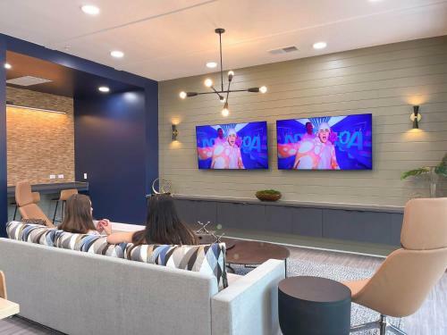 Grand Two Bedroom Two Bathroom Apartment With Balcony