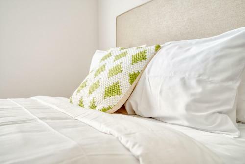 Grand Two Bedroom Two Bathroom Apartment With Balcony