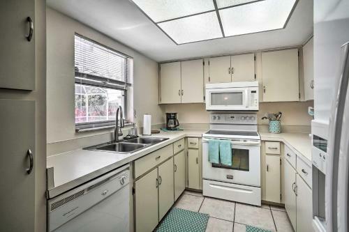 Bright Home With Outdoor Oasis, 7 Mi To Beaches