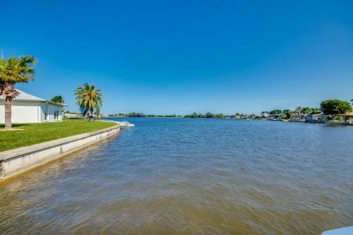 Lake Kennedy Front Villa