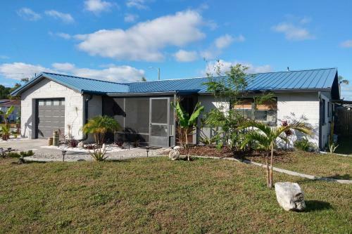 Sunny Haven With Private Tiki Bar - 6 Mi To Beach!