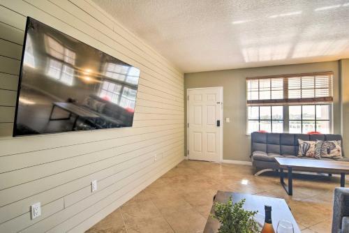Apartamento Coastal Clearwater Condo Half Mile To Beach!