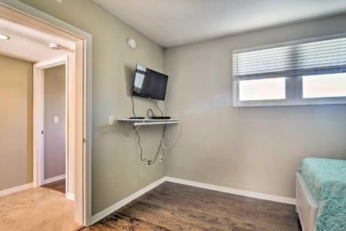 Apartamento Coastal Clearwater Condo Half Mile To Beach!