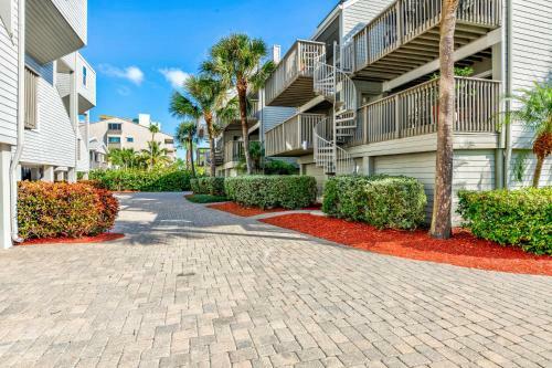 Pelican Pointe Spacious Updated Beachfront With Double Balcony