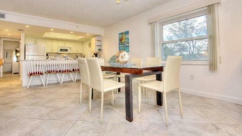 Holiday Villas III By Teeming Vacation Rentals