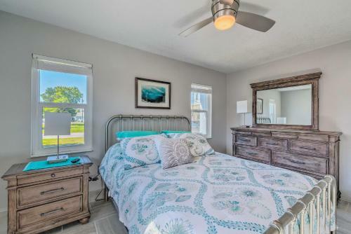 Canalfront Home Kayakers Paradise With Deck!