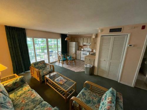 Hotel Breezy Palms Resort