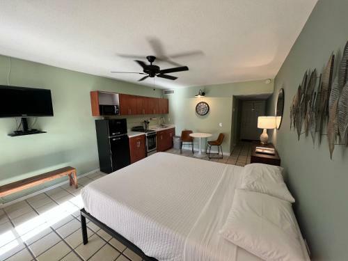 Hotel Breezy Palms Resort