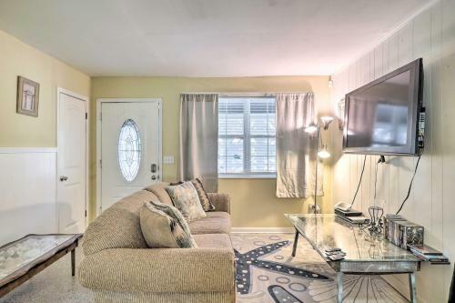 Jacksonville Beach Getaway With Private Yard!