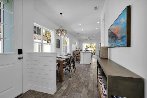 Beautiful Townhome - Just 4 Blocks From The Ocean!!