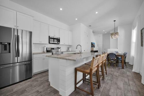 Beautiful Townhome - Just 4 Blocks From The Ocean!!