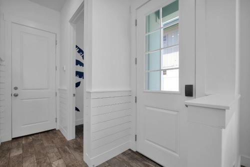 Beautiful Townhome - Just 4 Blocks From The Ocean!!