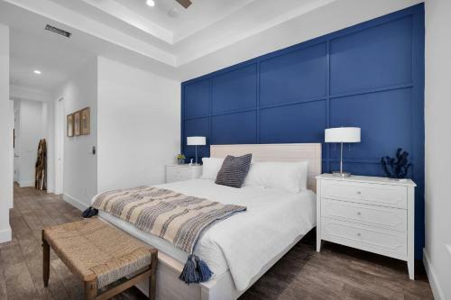 Beautiful Townhome - Just 4 Blocks From The Ocean!!