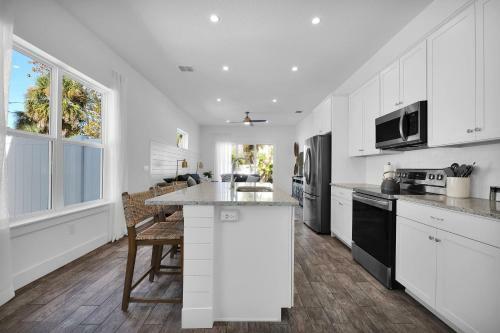 Beautiful Townhome - Just 4 Blocks From The Ocean!!
