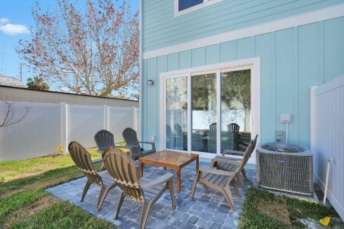 Beautiful Townhome - Just 4 Blocks From The Ocean!!