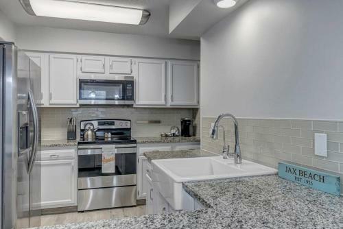 Beachy Getaway - 2 Minutes From The Ocean!