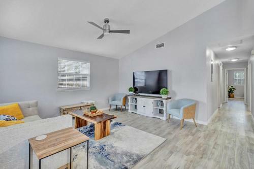 Beachy Getaway - 2 Minutes From The Ocean!