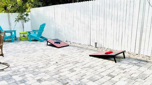 Villa Summer Breeze Beach House! Free Parking & Private Backyard
