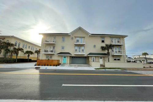 Luxurious Ocean View Getaway!! Entire Home!