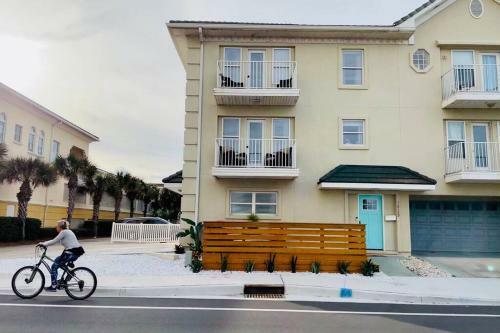 Luxurious Ocean View Getaway!! Entire Home!