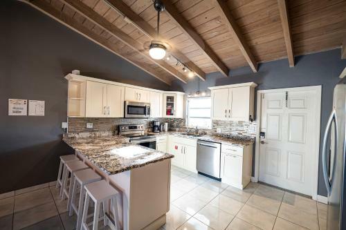 Newly Renovated 3br2ba Duplex With Private Dock
