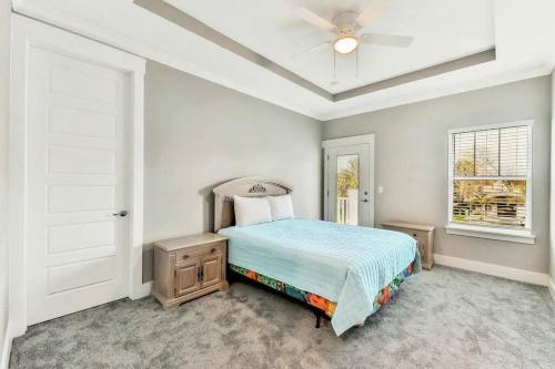 Pet Friendly, Spacious, 5 Blocks From Jax Beach!!!