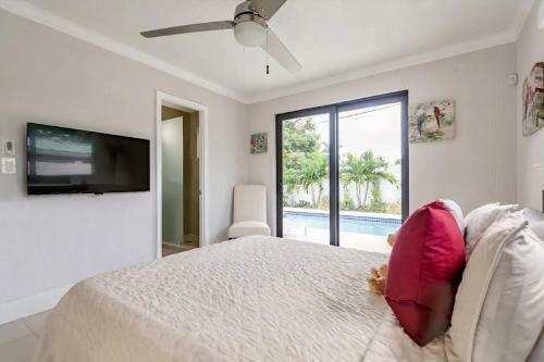 Private, Quiet Pool House Perfect For Relaxing