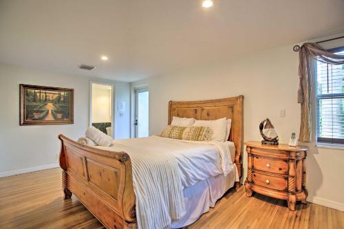 Sunny Waterfront Escape In Upscale Neighborhood!