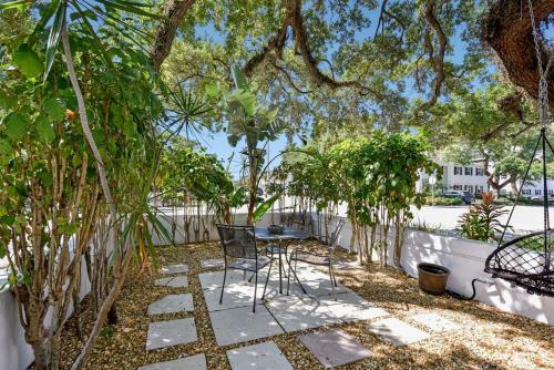 Hostal Walking Distance To Dining Bars Shops More