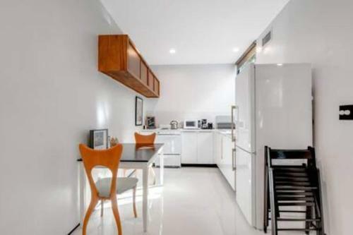 Hostal Walking Distance To Dining Bars Shops More