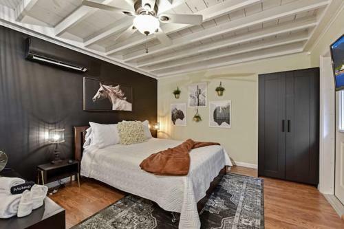 Hostal House With In-law-quarters King Bed Office