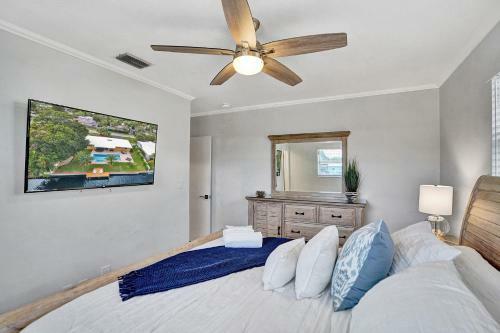 Palm Breeze Waterfront Delight